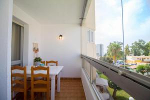 una sala da pranzo con tavolo, sedie e una grande finestra di Vistamarina B308 By IVI Real Estate a Torremolinos