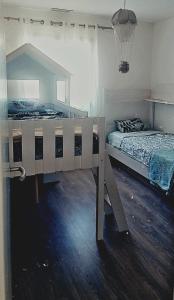- une chambre avec 2 lits et une fenêtre dans l'établissement Magnifique villa au calme avec piscine et jacuzzi chauffées, à Murviel-lès-Montpellier