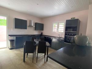 Η κουζίνα ή μικρή κουζίνα στο Villa avec piscine, vue sur mer, Rocher du Diamant