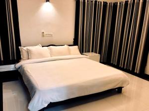 Postel nebo postele na pokoji v ubytování Garuda Suites