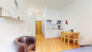 Apartamento pequeño con mesa y silla en Stunning Studio N7, en Londres