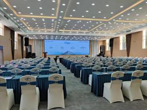 a large banquet hall with blue tables and chairs at Chongqing Jianfeng Hotel in Fuling