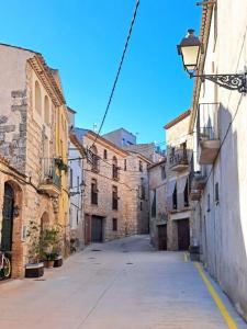 an empty alley in an old building with a street light at Ca la Maria in Lilla