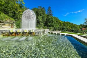 una fontana al centro della piscina di Nuhr Medical - Hotel & Restaurant a Senftenberg