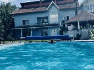 Bassein majutusasutuses Sobe Djurdjevic või selle lähedal