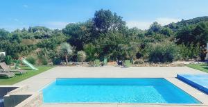Bazén v ubytovaní Magnifique villa au calme avec piscine et jacuzzi chauffées alebo v jeho blízkosti