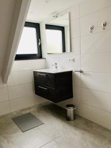 y baño con lavabo y espejo. en Duinzand en Noordwijk aan Zee