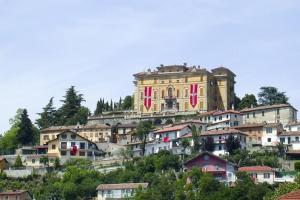 un gran edificio en la cima de una colina con casas en Appartamento - La Bella Italia, en Canelli