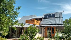 una casa con paneles solares encima en Wynajem pokoi Burniszki, en Wiżajny