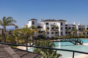 Вид на бассейн в 2 Bedroom Penthouse with Sea View @ Estepona Hills или окрестностях