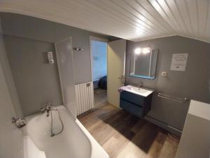 Koupelna v ubytování Hôtel L'Oustalet