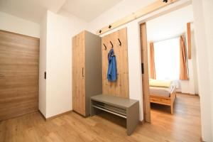 HieflauにあるFerienapartments 31erHausのクローゼット付きの部屋、ベッド付きのベッドルーム1室が備わります。