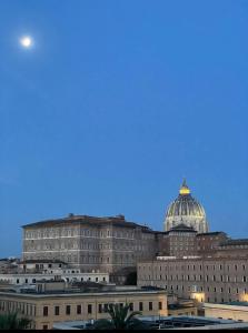 een groot gebouw met een koepel erop bij R.C. Vatican View in Rome