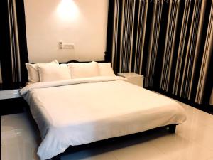 Postel nebo postele na pokoji v ubytování Garuda Suites