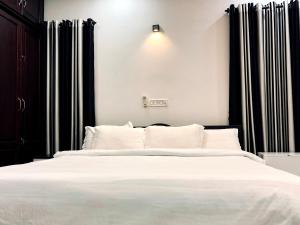 Postel nebo postele na pokoji v ubytování Garuda Suites