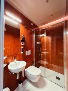 een badkamer met een toilet, een douche en een wastafel bij Ruanera in Catania