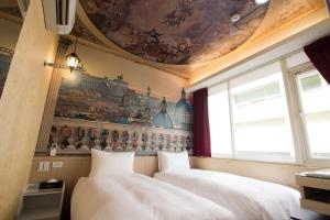 2 camas en una habitación con techo en Morwing Hotel Fairytale, en Taipéi