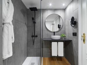 Un baño con ducha con lavabo y espejo. en FERGUS Puerto de la Cruz, en Puerto de la Cruz