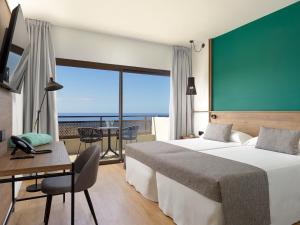 Una habitación de hotel con dos camas y vista al mar. en FERGUS Puerto de la Cruz, en Puerto de la Cruz