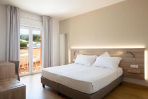 Postel nebo postele na pokoji v ubytování Lu' Hotel Porto Pino
