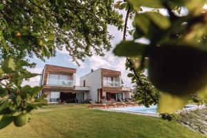 Zahrada ubytování Iris Croatica K - superior apartment with shared pool, awarded BEST APARTMENT IN CROATIA 2024