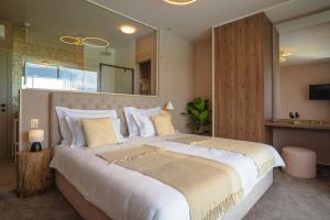Postel nebo postele na pokoji v ubytování Iris Croatica K - superior apartment with shared pool, awarded BEST APARTMENT IN CROATIA 2024