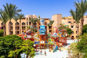 un parc d'attractions avec une piste de roller et une aire de jeux dans l'établissement Grand Waterworld Makadi Family Star - Couples and Families Only, à Hurghada