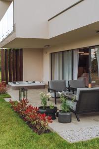 Zahrada ubytování Iris Croatica K - superior apartment with shared pool, awarded BEST APARTMENT IN CROATIA 2024