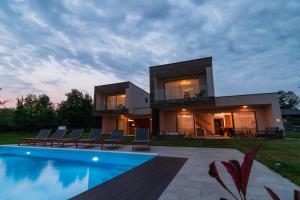 Bazén v ubytování Iris Croatica K - superior apartment with shared pool, awarded BEST APARTMENT IN CROATIA 2024 nebo v jeho okolí