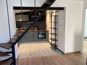 een keuken met een trap naar een loft bij Villa proche centre Montpellier in Montpellier