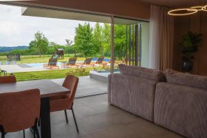 Posezení v ubytování Iris Croatica K - superior apartment with shared pool, awarded BEST APARTMENT IN CROATIA 2024