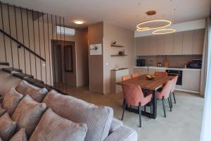 Kuchyň nebo kuchyňský kout v ubytování Iris Croatica K - superior apartment with shared pool, awarded BEST APARTMENT IN CROATIA 2024