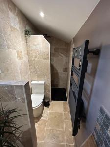 een kleine badkamer met een toilet en een wastafel bij Villa proche centre Montpellier in Montpellier