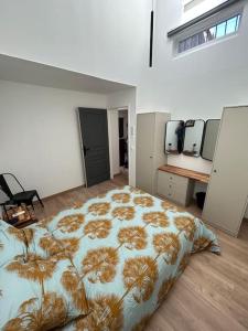 a bedroom with a large bed in a room at Villa proche centre Montpellier in Montpellier