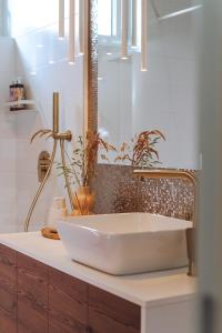Koupelna v ubytování Iris Croatica K - superior apartment with shared pool, awarded BEST APARTMENT IN CROATIA 2024