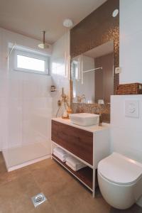 Koupelna v ubytování Iris Croatica K - superior apartment with shared pool, awarded BEST APARTMENT IN CROATIA 2024