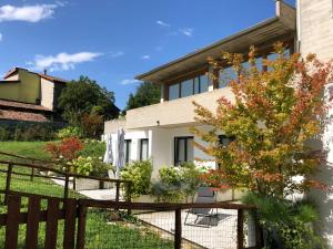una casa con valla y jardín en Aldeia Bianca Village, en Almenno San Salvatore