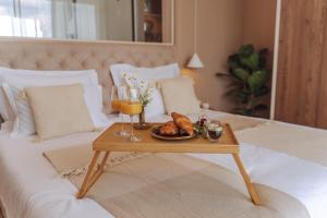 Postel nebo postele na pokoji v ubytování Iris Croatica K - superior apartment with shared pool, awarded BEST APARTMENT IN CROATIA 2024