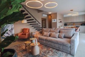 Posezení v ubytování Iris Croatica K - superior apartment with shared pool, awarded BEST APARTMENT IN CROATIA 2024