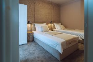 Postel nebo postele na pokoji v ubytování Iris Croatica K - superior apartment with shared pool, awarded BEST APARTMENT IN CROATIA 2024
