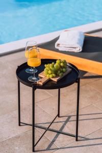 Nápoje v ubytování Iris Croatica K - superior apartment with shared pool, awarded BEST APARTMENT IN CROATIA 2024