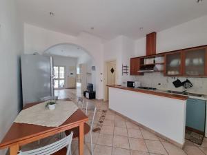 a kitchen with a table and a counter top at A 2 passi dal blu in Roseto degli Abruzzi
