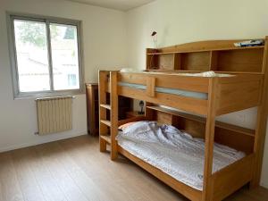 twee stapelbedden in een kamer met een raam bij Villa familiale à Sète in Sète +11 foto's