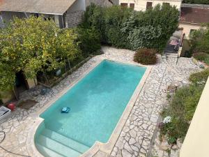 een bovenaanzicht van een zwembad in een tuin bij Villa familiale à Sète in Sète
