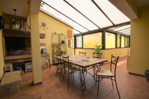 een eetkamer met een tafel en stoelen bij Villa familiale à Sète in Sète