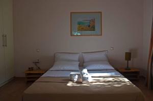 sypialnia z łóżkiem i zdjęciem na ścianie w obiekcie Casa Muraglia Studio/Studio Under Castle w mieście Travliáta