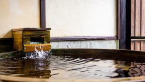 une fontaine devant un bâtiment dans l'établissement Kagariya, à Abashiri