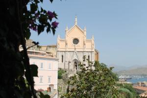 加埃塔的住宿－Clori Gaeta，一座教堂,在一座建筑的顶部有一个钟楼