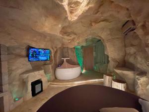 A television and/or entertainment centre at Hotel Carosello