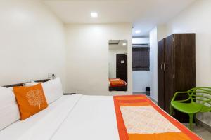 Postel nebo postele na pokoji v ubytování Hotel Girgoan Palace